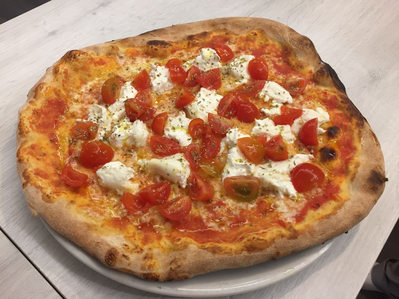 “Burrata e pomodorini” (pomodoro, mozzarella, burrata, pomodorini, origano)