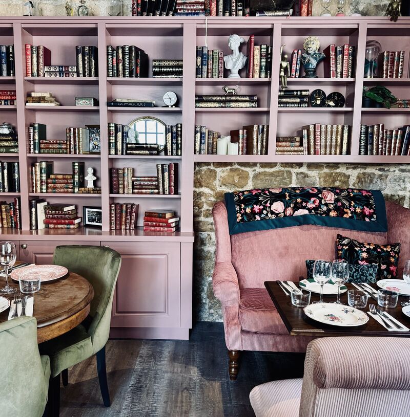 Le salon avec la jolie bibliothèque de Papi Yvon