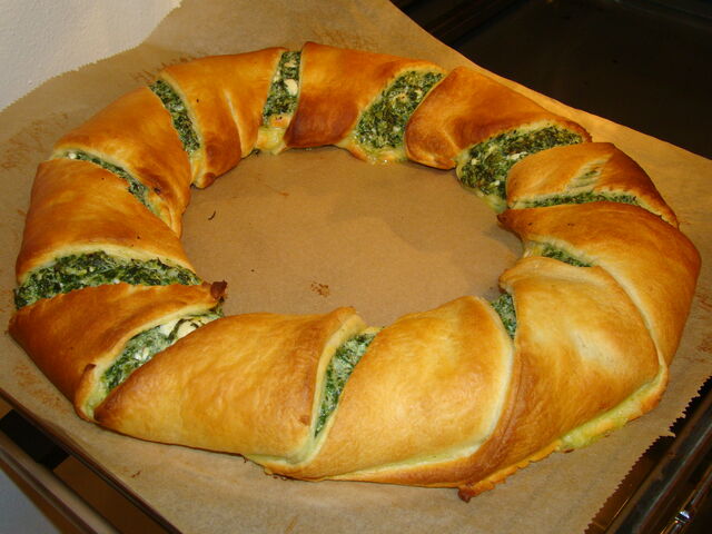 Veggie-Ring, wenns mal kein Fleisch sein soll. Aussen Croissant-teig, innen Spinatfüllung, mit und ohne Feta-Käse 