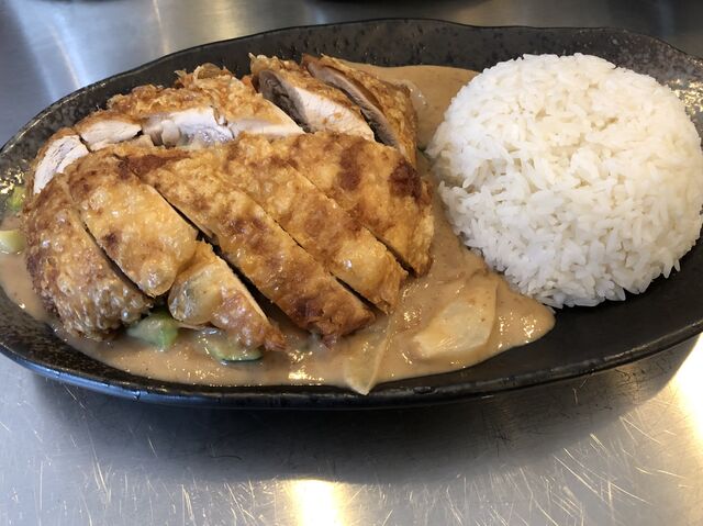 Knuspriges Hühnerfleisch auf Erdnuss Soße 