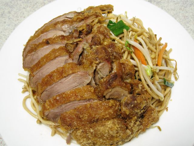 M 29 Knusprige Ente mit Nudeln dazu Süß-Sauer, Pikant, Thai Curry oder Erdnuss Sauce