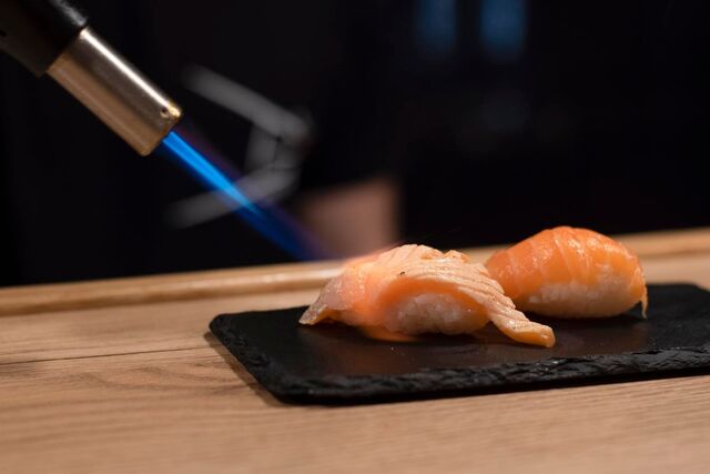 Nigiri z łososiem opalanym