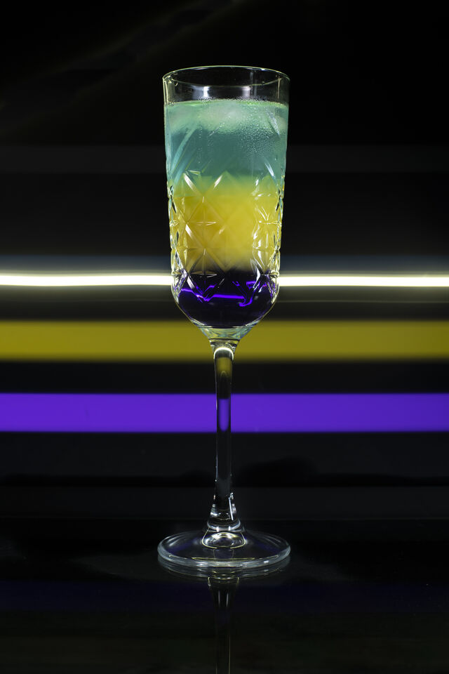 Violetta
Ingrédient : Vodka, curaçao, orange, violette
Saveur : surprenant, fruité, florale
Catégorie : Création