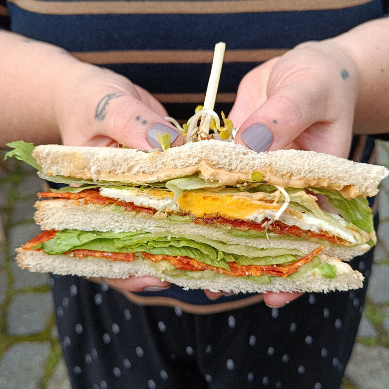 Sendvič se salámem, vejcem, avokádem a arašídovým máslem