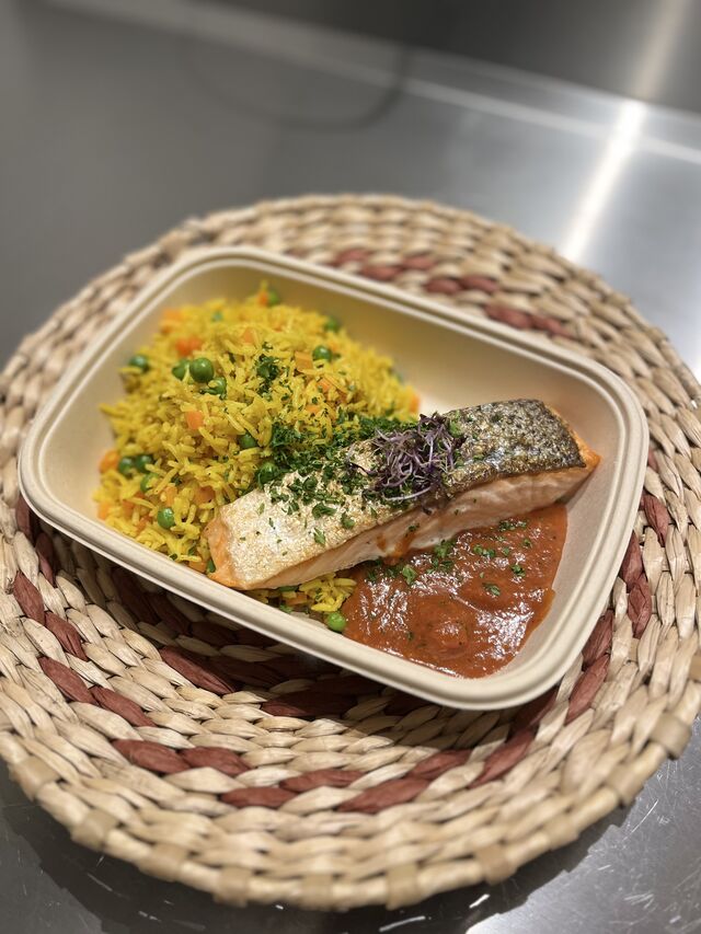 Pavé de saumon, riz safrané aux petits légumes 