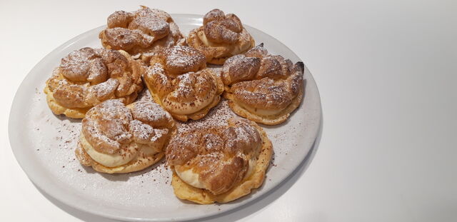 Windbeutel mit Vanillecreme 