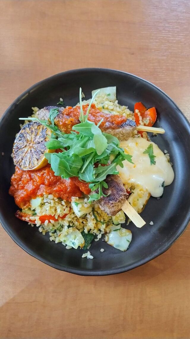 Aromatyczne szaszłyki z sosem pomidorowym i bulgurem | Flavorful Skewers with Tomato Sauce and Bulgur