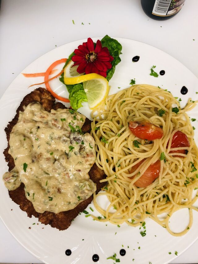Kalbsschnitzel mit Spaghetti Aglio Olio 