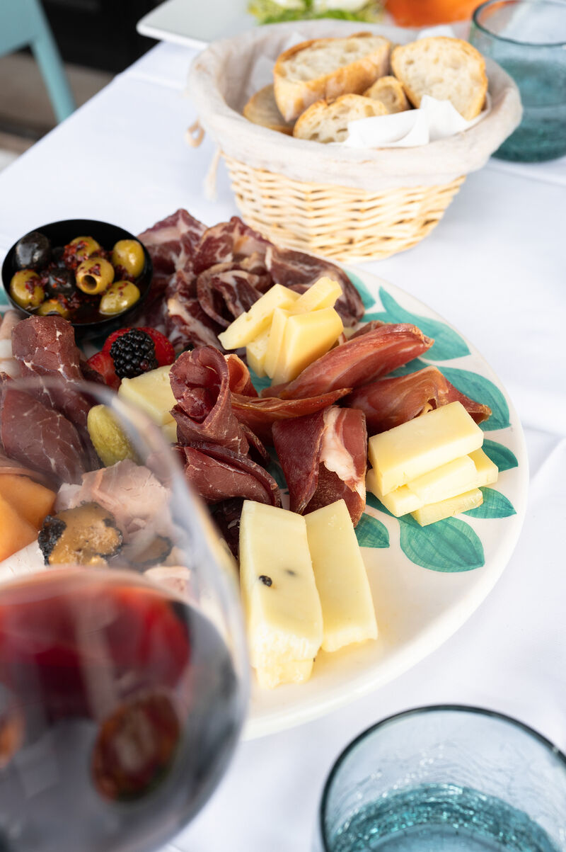 Une ambiance conviviale autour d'une belle planche charcuterie fromage et d'un bon verre de vin