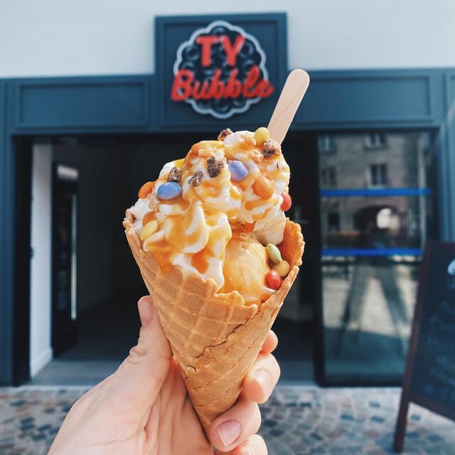 Cornet de glace/ chantilly/ toppings