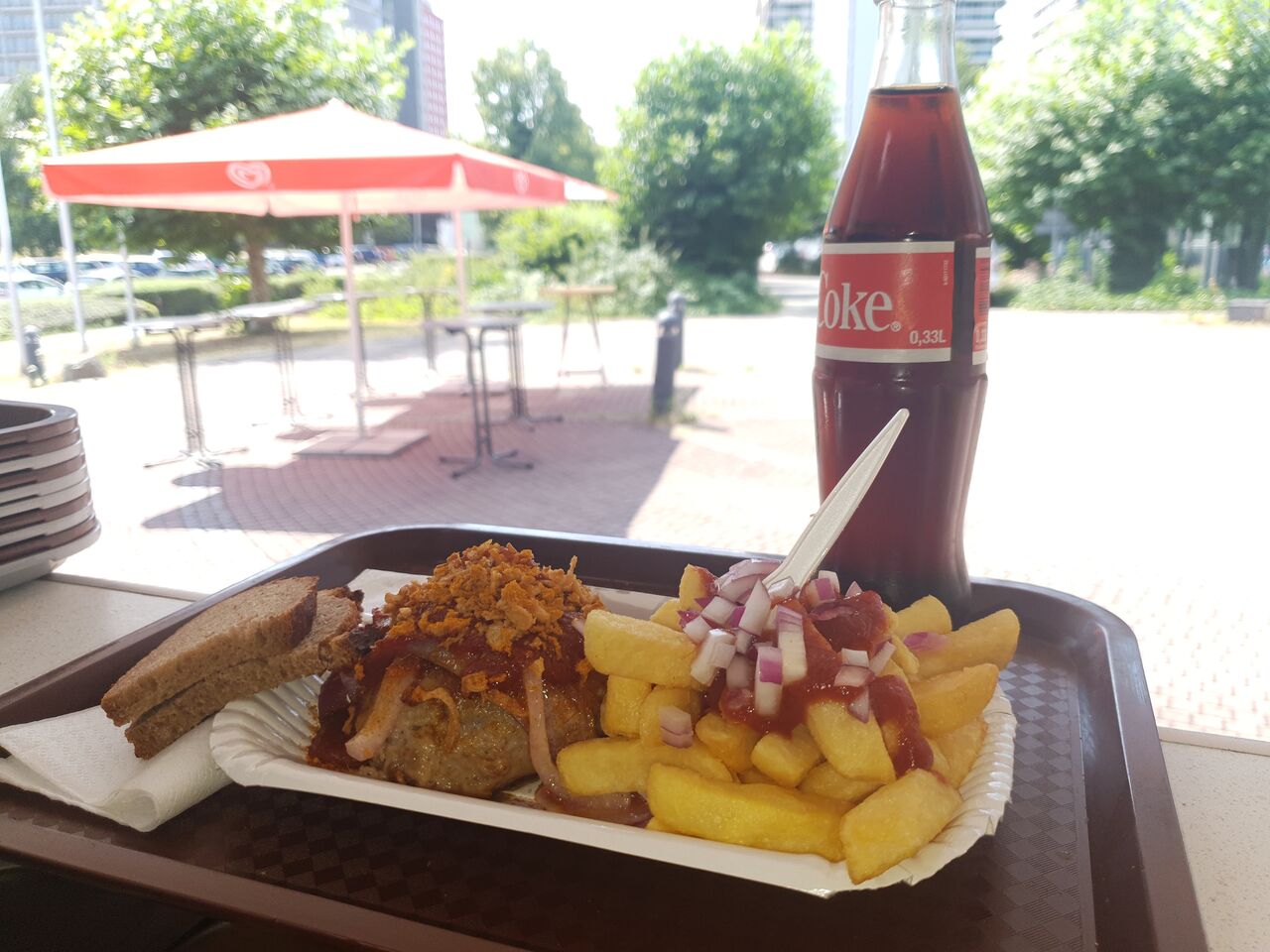 Curry-Frikadelle mit Steakhousefries und Cola
