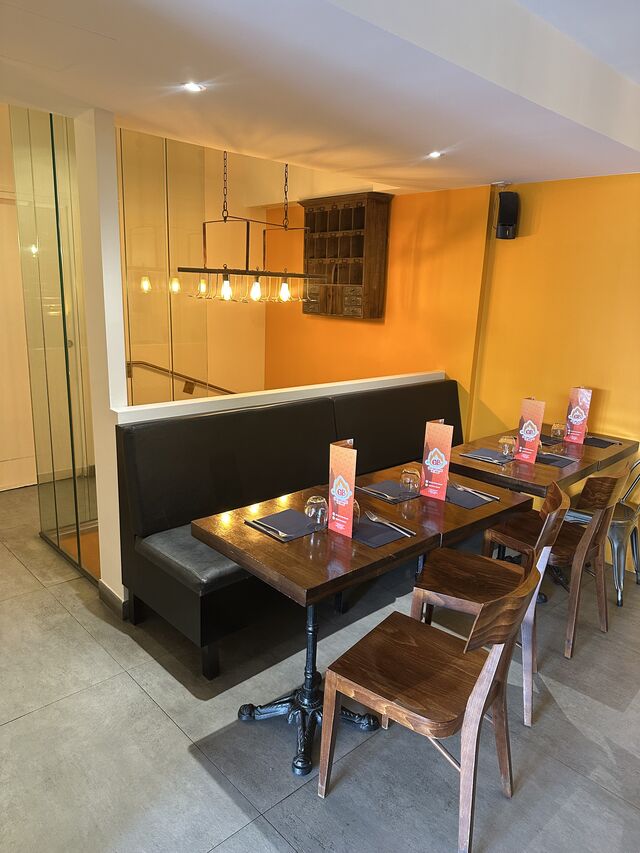 Salle 2 : Nous vous attendons pour déguster un délicieux repas dans un cadre chaleureux et convivial. 