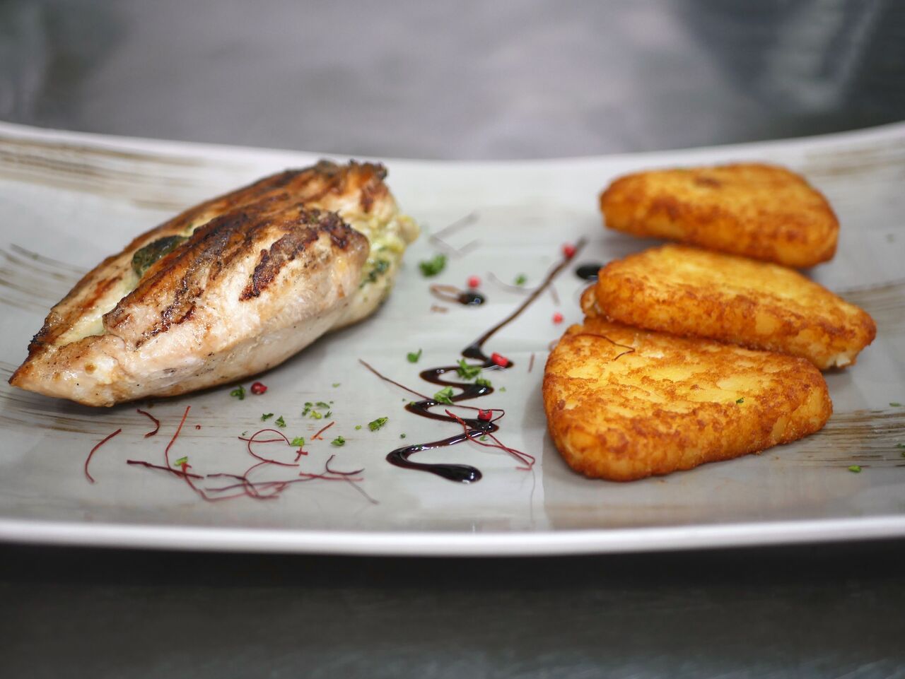 Saftiges Hähnchenbrustfilet gefüllt mit Spinat und Fetakäse, dazu Kartoffelrösti