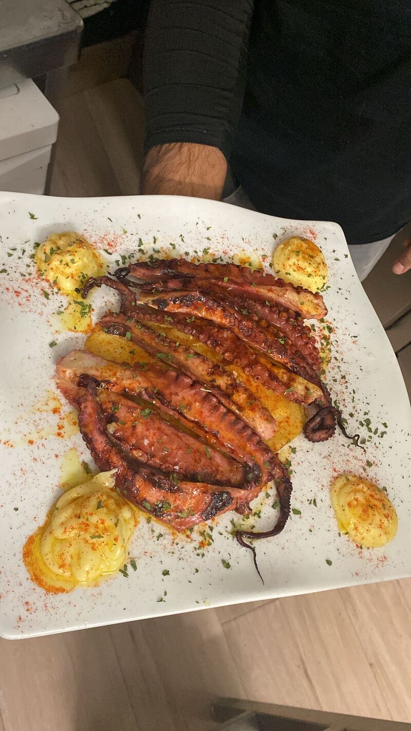 Pulpo a la parrilla sobre cama de patatas panaderas 