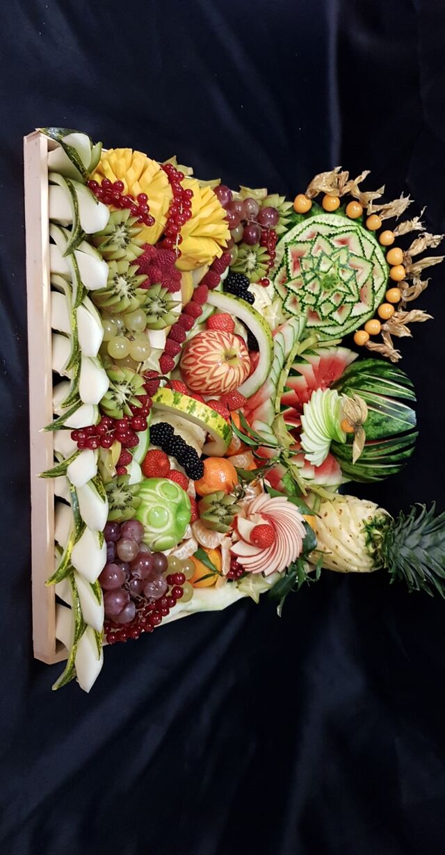 sculpture de fruit frais en plateau
