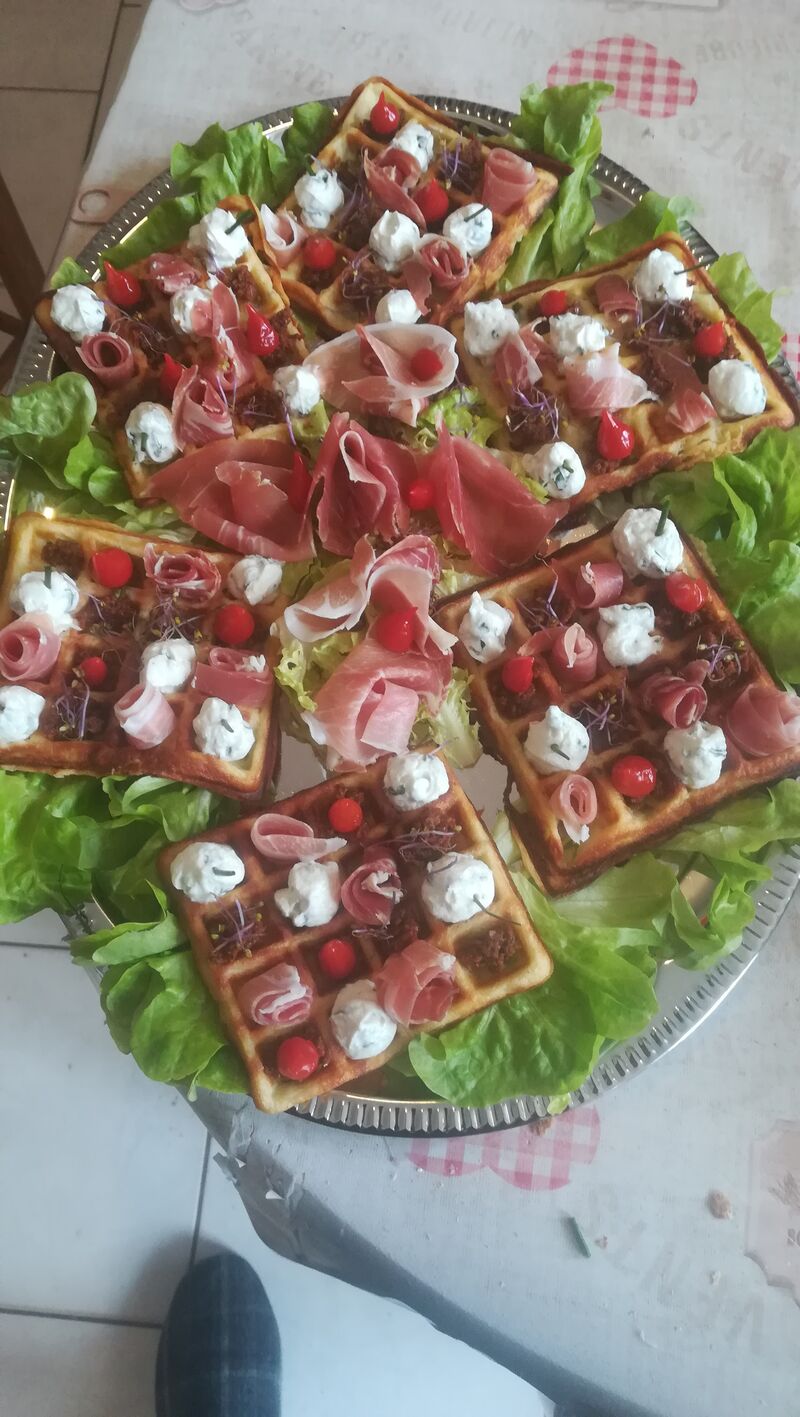 Gaufre de pomme de terre ricotta à l'ail des ours et jambon de pays. 