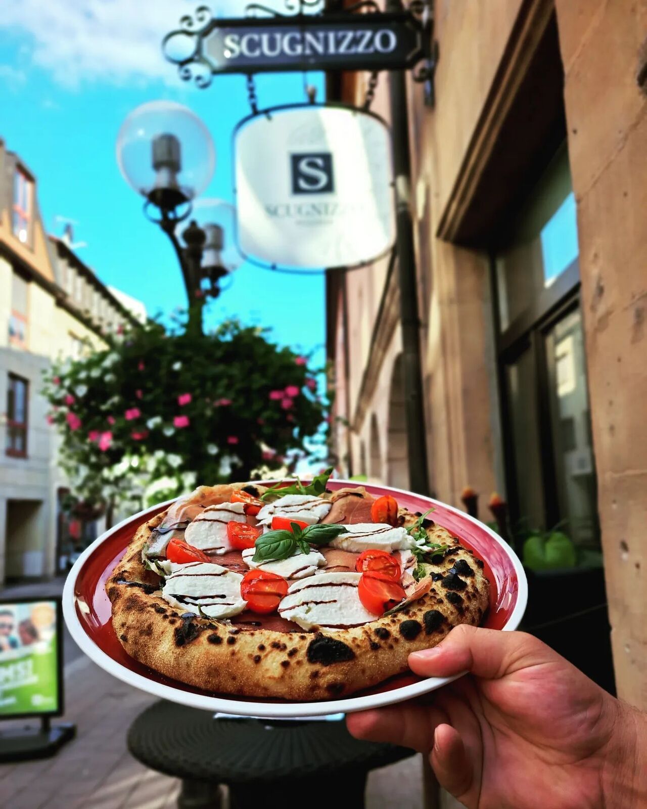 Pizza Scugnizzo
Pizza Brot, Rucola,Parmaschinken (SanDaniele),
Buffel-Mozzarella,Kirschtomaten und Crema di aceto Balsamico