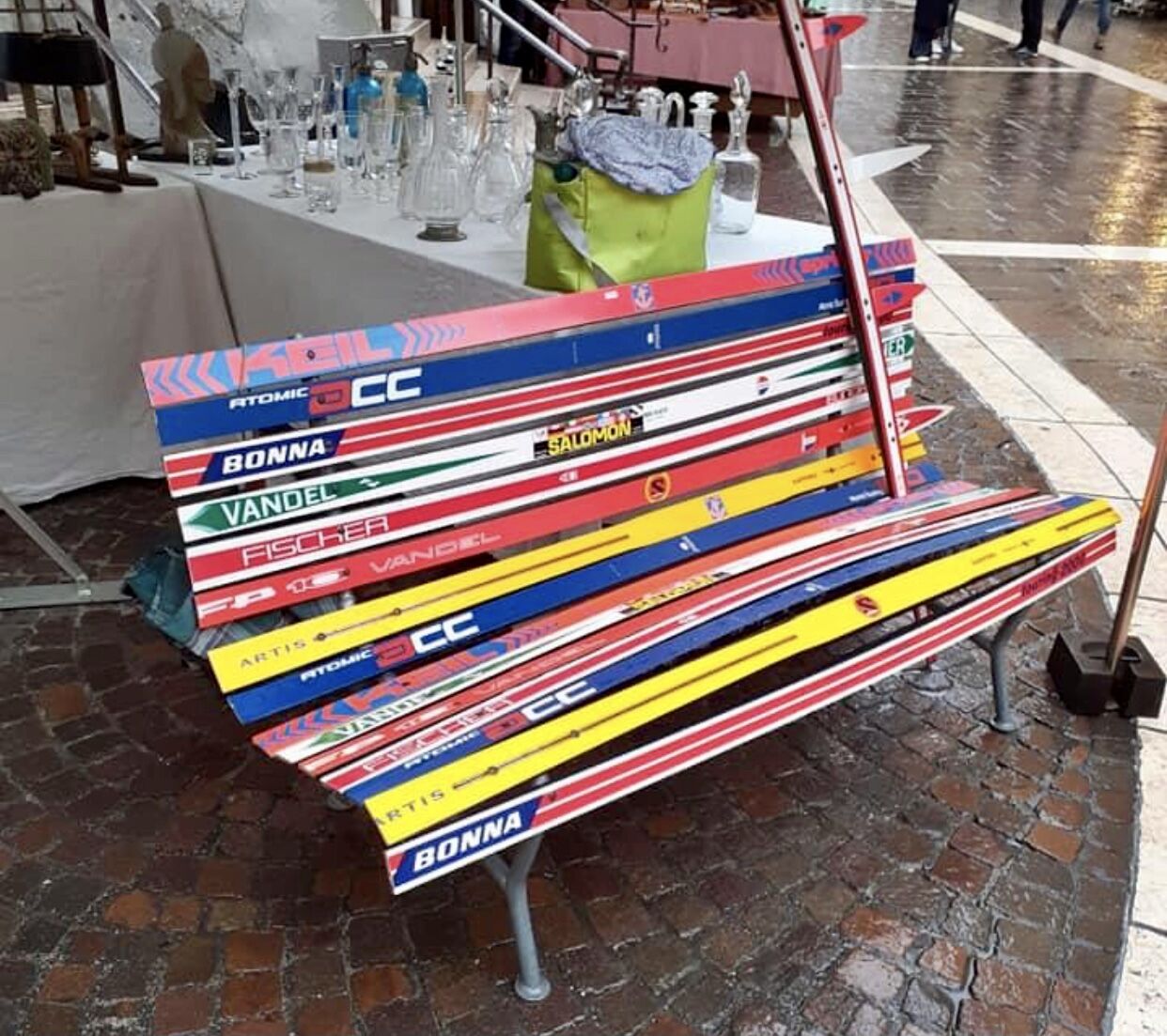 Banc fabriqué avec des skis