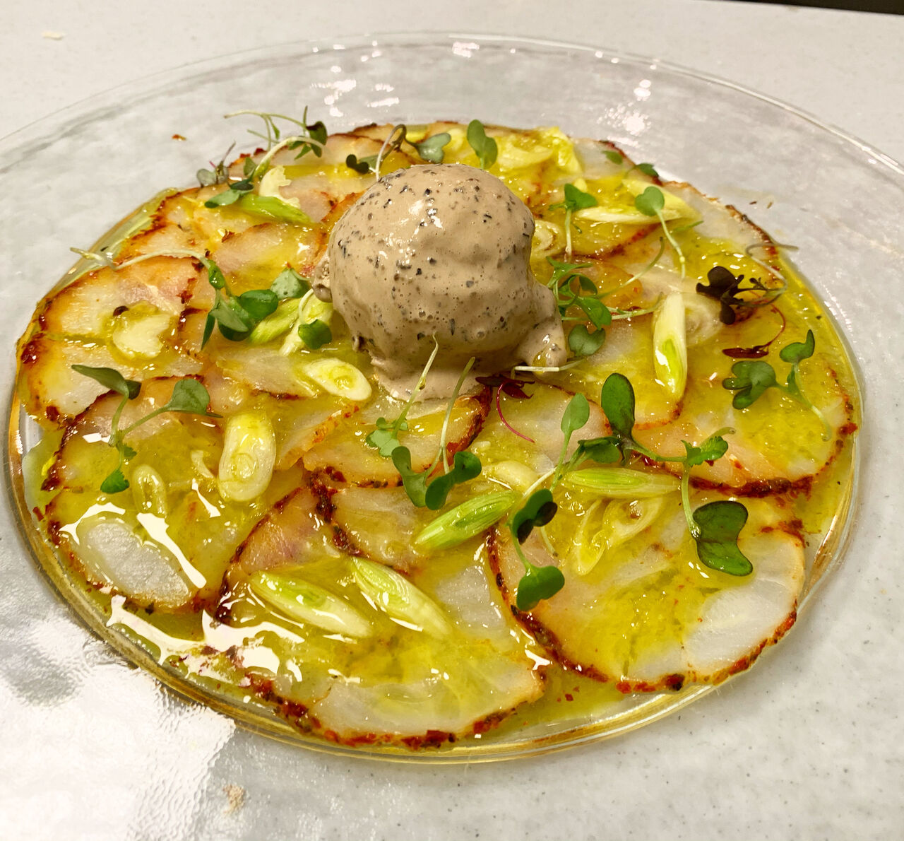 Carpaccio de Bacalao con helado de olivada 