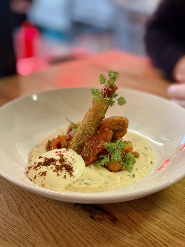 Frito de sardines de Saint Gilles, polenta crémeuse au parmesan et condiments tomate-gingembre