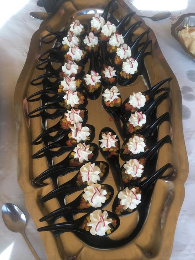 Cuillères apéritif ratatouille chantilly ail et fines herbes .