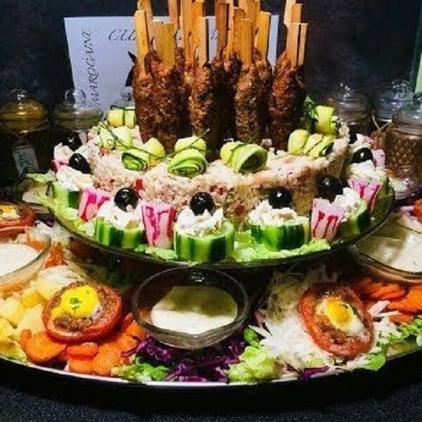 Brochettes de mouton accompagnées de riz et légumes 