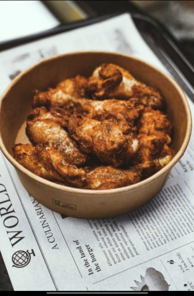 Goldbraune saftige Wings 