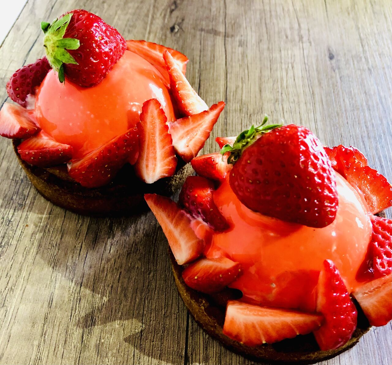 Tarte aux fraises revisitée façon Tybalt
Pâte sablée, crème d’amande, mousse à la vanille, Confit de fraises 4.50€ pièce
