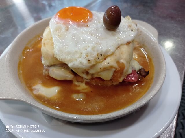 Francesinha com batata frita.
