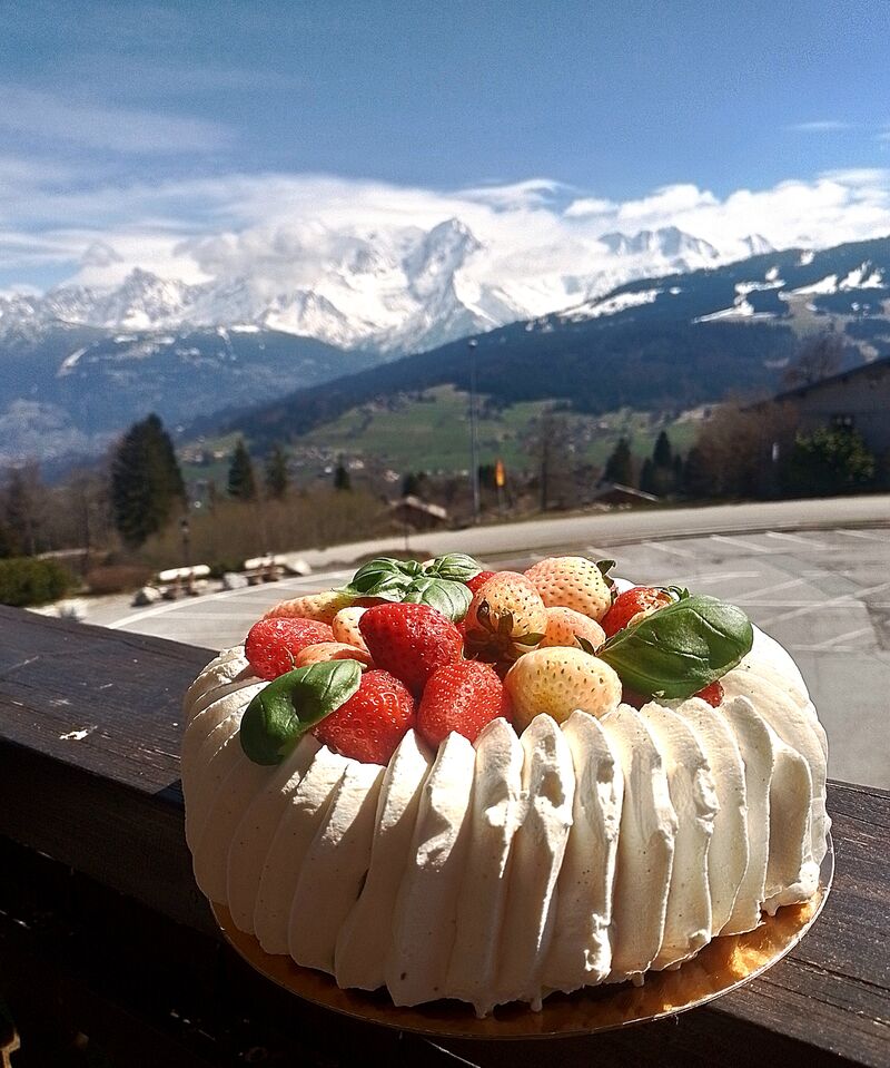 FraisierGénoise, confit de fraises, mousse à la vanille, chantilly vanille 6 parts : 30€