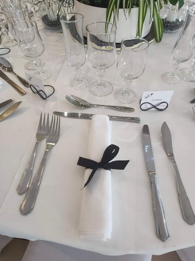 Couverts et verrerie pour une réception.
