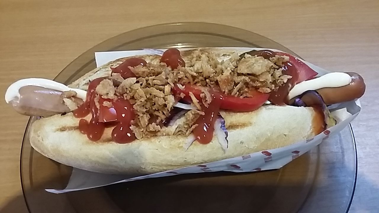 NASZ HOT-DOG DO WYBORU Z PARÓWKĄ LUB KABANOSEM