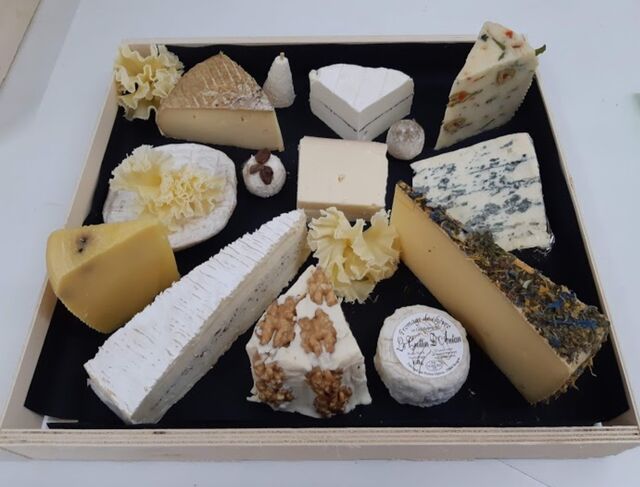 plateau avec votre sélection de fromages