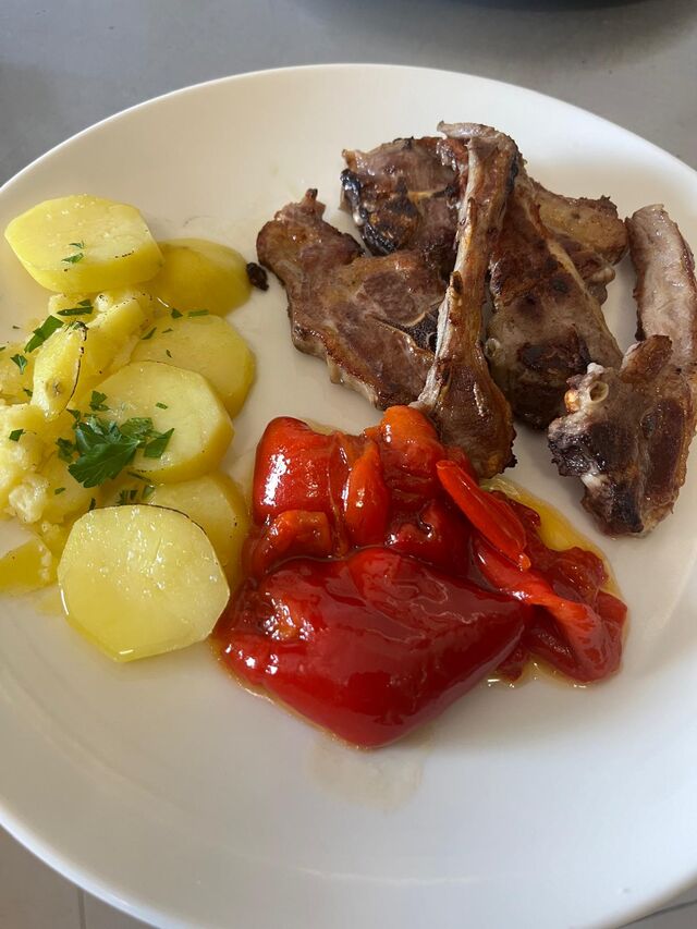 Chuletillas de cordero con patatas y pimientos confitados