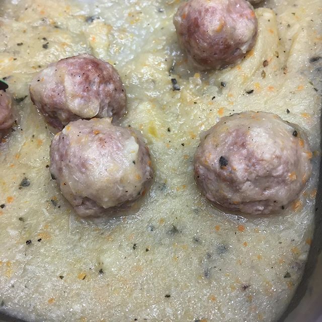 bocconcini di salsiccia su vellutata di crauti