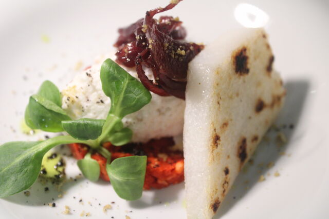 Baccalà mantecato con cipolla caramellata e pesto in rosso