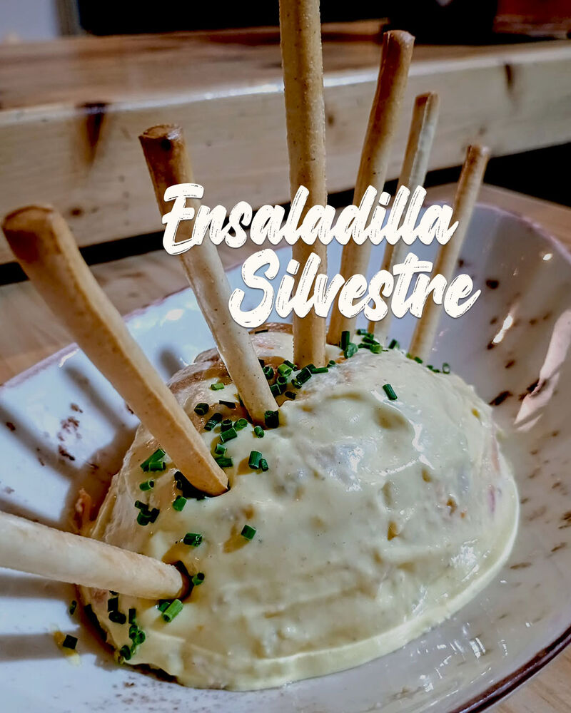 Ensaladilla rusa con salsa huancaína y grissinis