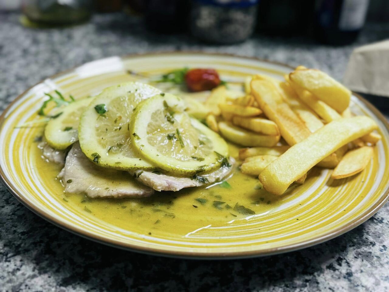 Scaloppina in Zitrone Sauce mit Pommes 