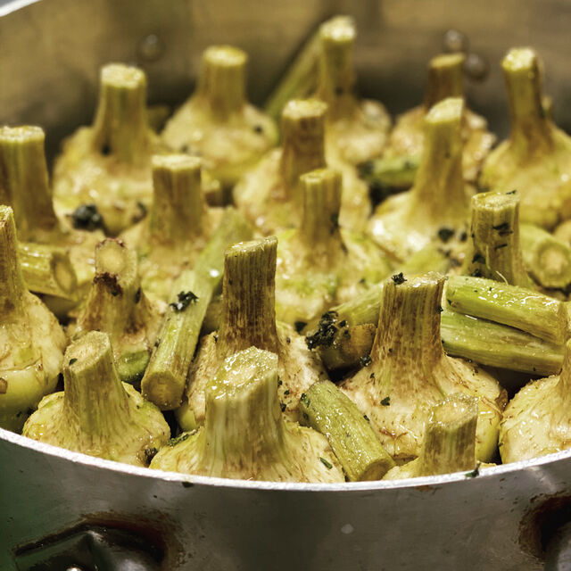 Preparazione carciofi alla romana