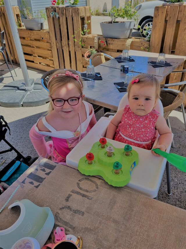 je vous présente la petite Princesse Amy , qui fête aujourd'hui ces 4 ans !
Magnifique non?