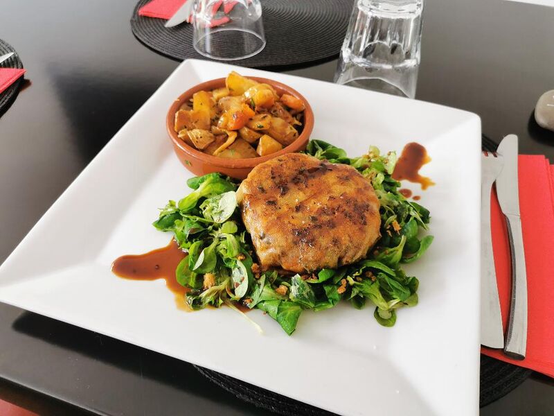 Pastilla d'automne, ses pommes de terre grenailles et son mesclun.