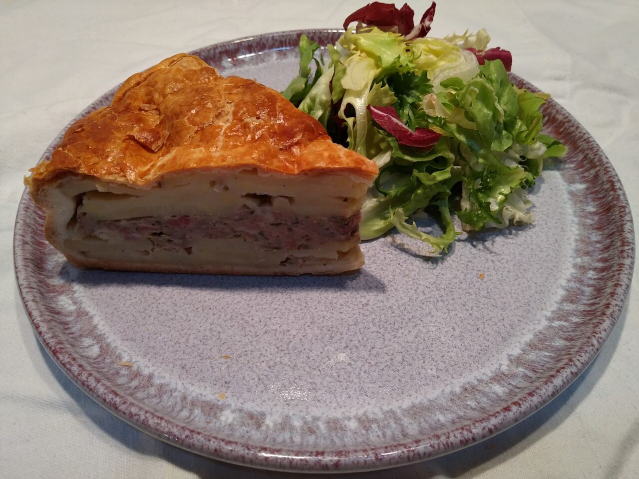 Pâté de pommes de terre façon limousine, mélange de salade