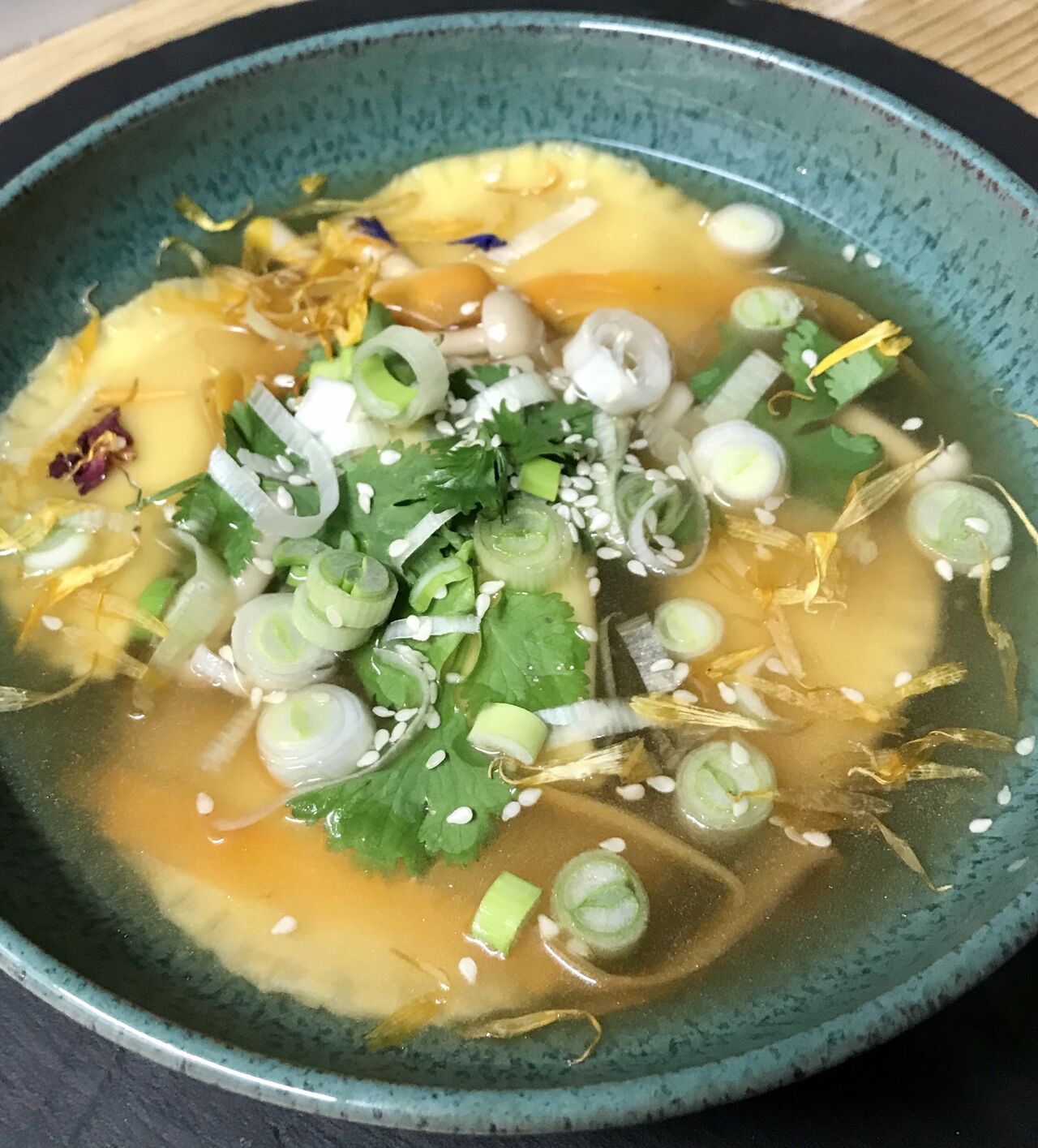 Les ravioles dans leurs bouillon verveine citronnée , soja, gingembre, coriandre et basilic thaï