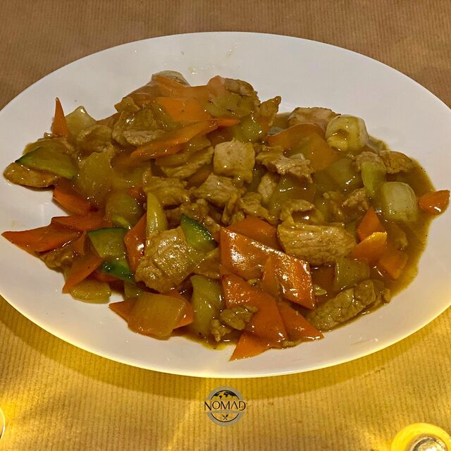 Cine iubeste mancare cu sos mana sus! 🤚🏻🥢
In poza: porc cu curry.