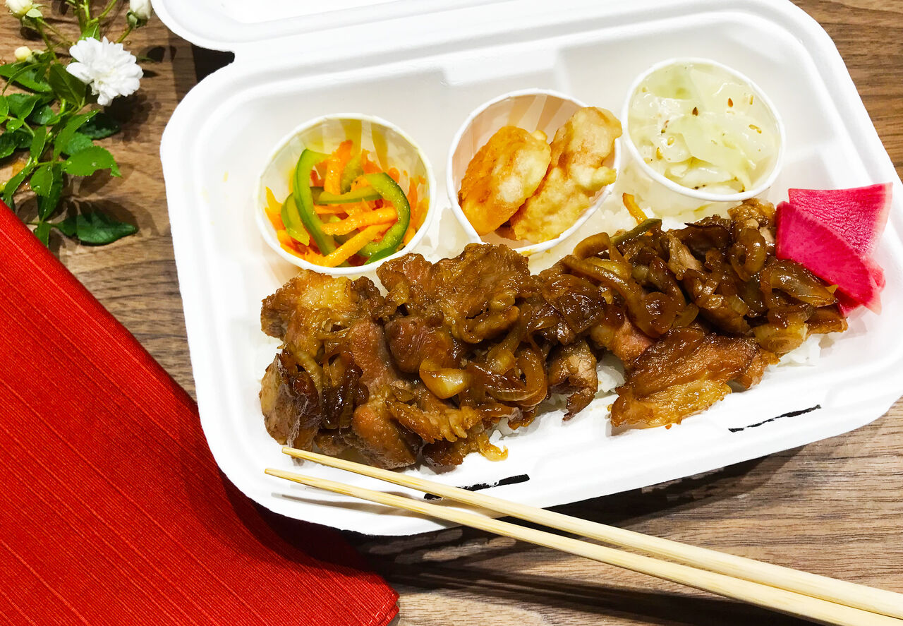 porc sauté au gingembre et oignons avec 3 petits accompagnements de légumes 