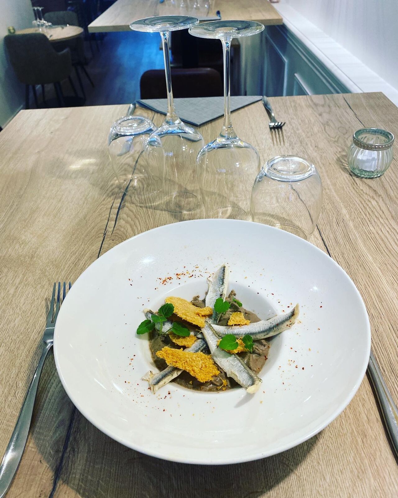 Siphon de lentille autour de ses anchois et sa tuile parmesan