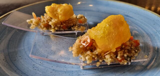 Quinoa mit Mandel und Käse in Tempura-Teig mit Honig