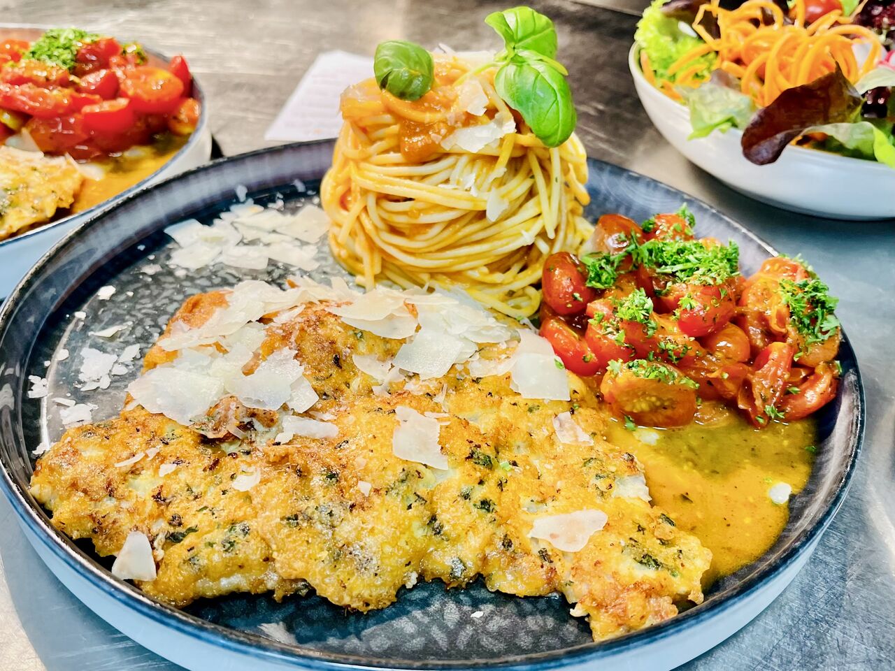 Schnitzel Milanese, Spaghetti-Nest und gedünstete Tomaten