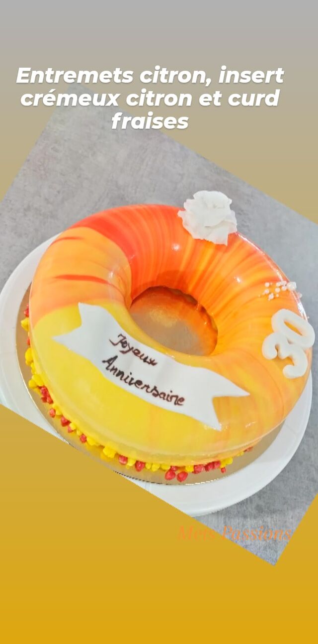 Entremets citron, insert crémeux citron curd fraises sur biscuit Madeleine