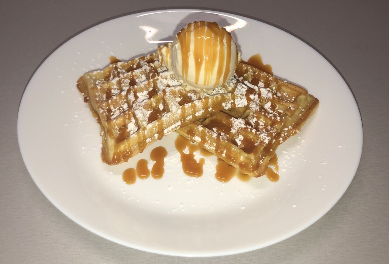 Gofri - 2 szelet frissen sütött gofri, vanília fagyival és karamell öntettel! Isteni finom desszert!